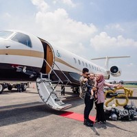 Rachel Vennya yang kini semakin populer di Instagram dengan followers lebih dari 3,2 juta itu memberikan hadiah istimewa untuk sang suami Niko. Dia menyewa pesawat jet untuk mengajak jalan-jalan pria yang sudah memberinya satu anak itu. Aksinya ini pun viral dan membuat heboh netizen. Jiwa misqueen qu menggelora kenchang, tulis netizen di halaman komentar Instagram Rachel Vennya. baru 25thn yaallah karirnya sukses semoga bang @okintph selalu ingat sm Allah SWT yaa dan selalu diberi keberkahan aminn.., tulis netizen lainnya yang kagum pada pasangan Rachel dan Niko. Foto: Instagram @rachelvennya
