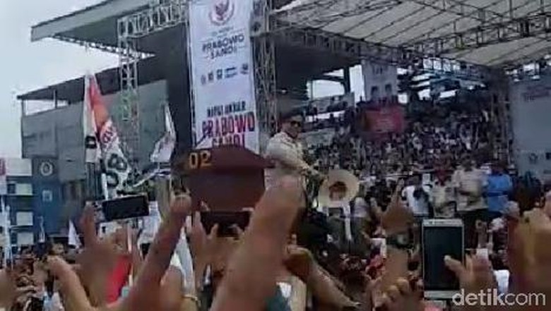 Dari Panggung Kampanye, Prabowo Buka dan Lemparkan Baju ke Pendukung Dari Panggung Kampanye, Prabowo Buka dan Lemparkan Baju ke Pendukung