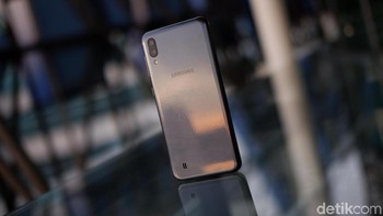 Samsung Galaxy M10 harganyanya Rp 1,777 juta dan layar 6,22 inchi dan baterai 3.400 mAh. Ada 3 kamera, chipset Exynos 7870 RAM 3 GB dan memori 32 GB (Adi Fida Rahman/detikINET)