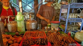 Foto di ankringan dengan kondisi caya redup. Bisa menebaknya foto 11 ini dari kamera  Pixel 3 atau Huawei P30? Foto: Adi Fida Rahman/detikINET