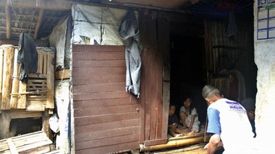 Miris, Satu Keluarga Tinggal di Gubuk Bekas Kandang Kambing