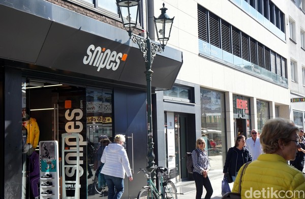 Ada juga Snipes. Selain menjual sneakers brand ternama seperti Nike, adidas, Puma, Snipes juga merilis clothing line sendiri yang desainnya keren-keren. (Wahyu/detikcom) Ada juga Snipes. Selain menjual sneakers brand ternama seperti Nike, adidas, Puma, Snipes juga merilis clothing line sendiri yang desainnya keren-keren. (Wahyu/detikcom)