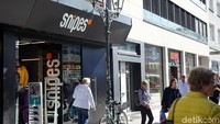 Ada juga Snipes. Selain menjual sneakers brand ternama seperti Nike, adidas, Puma, Snipes juga merilis clothing line sendiri yang desainnya keren-keren. (Wahyu/detikcom)