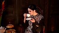  Begini nih gaya Syahrini saat sedang menyesap secangkir teh hangat. Gayanya terlihat sangat anggun, kan? Foto: Instagram princessyarini  