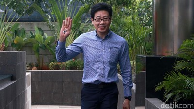 Senyum Samin Tan Saat Akan Diperiksa KPK