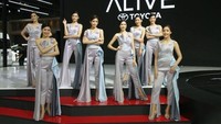 Pameran otomotif itu juga dimeriahkan oleh para SPG cantik, seperti yang terlihat di booth Toyota. Istimewa/Toyota.