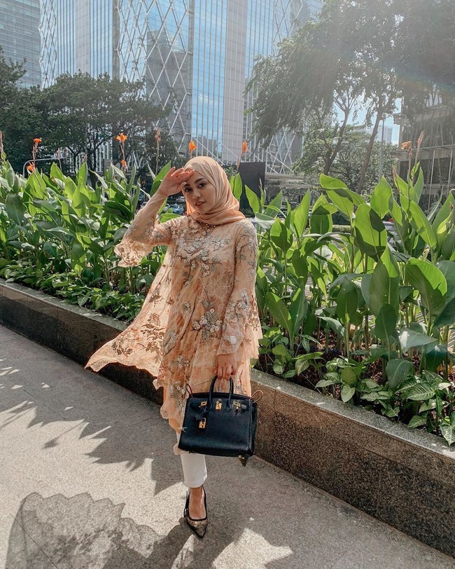 Dalam kesehariannya, Rachel yang kini berhijab juga kerap tampil mewah dengan berbagai busana branded. Seperti di foto ini di mana dia menenteng tas branded dari Hermes. Dalam salah satu unggahannya di Instagram, ibu dari satu anak itu pernah menuliskan bahwa tas tersebut dibelinya dari hasil keringatnya sendiri. Pertamakali beli ini buat diri sendiri, tulisnya. Tas yang dibelinya adalah Hermes Birkin yang harganya mencapai hampir Rp 300 juta. Foto: Instagram @rachelvennya