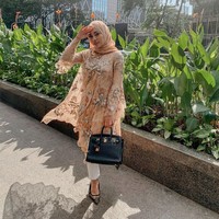 Dalam kesehariannya, Rachel yang kini berhijab juga kerap tampil mewah dengan berbagai busana branded. Seperti di foto ini di mana dia menenteng tas branded dari Hermes. Dalam salah satu unggahannya di Instagram, ibu dari satu anak itu pernah menuliskan bahwa tas tersebut dibelinya dari hasil keringatnya sendiri. Pertamakali beli ini buat diri sendiri, tulisnya. Tas yang dibelinya adalah Hermes Birkin yang harganya mencapai hampir Rp 300 juta. Foto: Instagram @rachelvennya