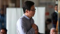 Suap itu, menurut KPK, diduga diberikan agar Eni membantu anak perusahaan Samin, yaitu PT AKT (Asmin Koalindo Tuhup) yang sedang bermasalah. Permasalahan itu terkait perjanjian karya pengusahaan pertambangan batu bara (PKP2B) generasi 3 di Kalimantan Tengah antara PT AKT dan Kementerian ESDM.