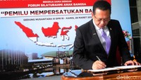 Pada kesempatan itu pula Ketua DPR itu menandatangani tentang deklarasi Pemilu damai.