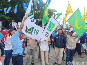 Bendera PPP dan PBB Berkibar di Kampanye Paslon 02