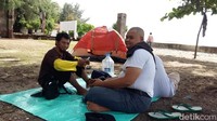 Namun begitu, Onrust juga kerap ramai di hari-hari tertentu. Kebanyakan operator wisata menawarkan kunjungan singkat ke pulau ini. Ini karena agen wisata menawarkan paket 3 pulau sekaligus yakni Cipir, Kelor, Onruts dari pagi hingga sore harinya (Muhammad Idris/detikcom) 