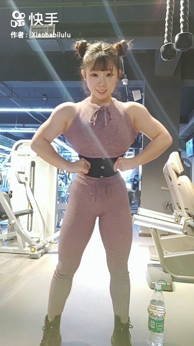 Seorang wanita dijuluki King Kong Barbie oleh netizen. Pasalnya wanita bernama Cheng Lu tersebut memiliki wajah cantik tapi badannya kekar. Foto: Kuaishou @Xiaobabilulu