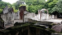 Tak ada keramaian yang menyambut di dermaga. Susananya sepi dan pulau ini justru dipenuhi dengan reruntuhan bangunan tua yang terkesan angker (Muhammad Idris/detikcom) 