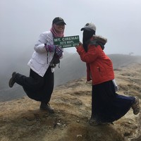 Deffi membuktikan bahwa hijab syari dan cadar tidak menjadi pembatas untuk beraktivitas, termasuk kegiatan ekstrim seperti naik gunung. Menurutnya, pemilihan jenis bahan busana yang dipakai sangat penting agar tetap nyaman selama mendaki. Foto: Instagram/deffi_zulkarnaen