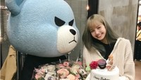Lisa BLACKPINK mendapatkan kejutan dari Krunk, maskot YG Entertainment. Foto: Dok. YouTube/Krunk YG Entertainment