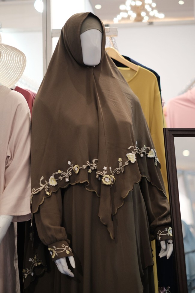 Selain busana syari, produk hijab cadar juga mulai banyak ditemukan. Salah satu desainer bernama Nines Widosari menyajikan busana pengantin bercadar.  Foto: Silmia Putri/Wolipop