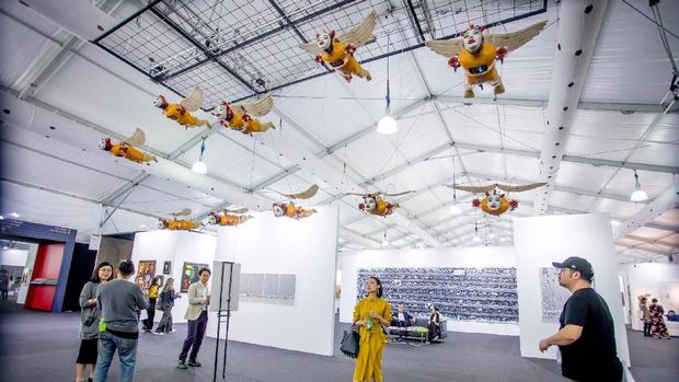 Patung Malaikat Kecil Heri Dono Melayang di Langit-langit Art Central Hong Kong