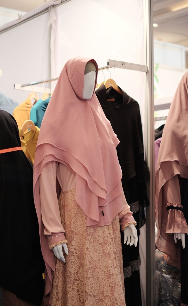 Ada beberapa brand yang bermain dengan cuttin pada khimar instan, seperti aksen tali temali hingga potongan asimetris. Warna-warna yang ditawarkan pun beragam mulai dari warna pastel hingga bold.  Foto: Silmia Putri/Wolipop