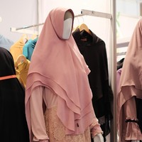 Ada beberapa brand yang bermain dengan cuttin pada khimar instan, seperti aksen tali temali hingga potongan asimetris. Warna-warna yang ditawarkan pun beragam mulai dari warna pastel hingga bold.  Foto: Silmia Putri/Wolipop