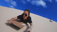 Inka Fitria mencoba sand boarding di Tangalooma Island, dengan ketinggian kurang lebih 90 meter (My Trip My Adventure)