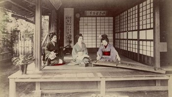 Wanita Geisha dengan busana khas Jepang, pada tahun 1890. Foto: Vintages