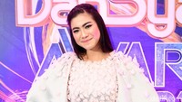 Menurutnya ia terlihat lebih gemuk karena busana yang dikenakannya itu. Pool/Noel/detikFoto.