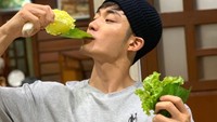 Untuk menjaga tubuhnya tetap fit dan atletis, Nam rajin makan sayur. Ia juga benar-benar memperhatikan kesehatan. Foto: Instagram @freshnam219
