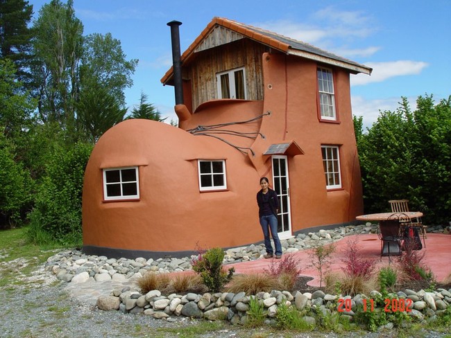 Rumah di negeri dongeng seringkali hanya khayalan. Sebut saja rumah yang terbuat dari permen, atau rumah berbentuk sepatu. Namun, seorang pria asal New Zealand mewujudkan rumah dongeng yang berbentuk sepatu boots. Foto: Dok. Jester House