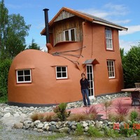 Rumah di negeri dongeng seringkali hanya khayalan. Sebut saja rumah yang terbuat dari permen, atau rumah berbentuk sepatu. Namun, seorang pria asal New Zealand mewujudkan rumah dongeng yang berbentuk sepatu boots. Foto: Dok. Jester House