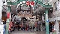 Selesai mandi, wisatawan bisa berjalan-jalan atau belanja di Dogo Shopping Arcade. Kawasan ini berada tepat di depan bangunan utama Resor Dogo. (Bonauli/detikcom)