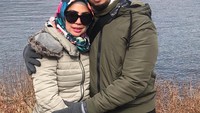Inilah pose romantis Heidy dan suaminya saat sedang liburan di Jepang. Pernikahan keduanya dikarunia dua anak. Foto: Instagram heidysunan