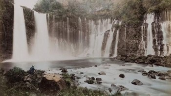 Anak-anak di Jepang bermain pada tahun 1890. Warnanya dikira-kira dari riset mengenai masa tersebut. Foto: Vintages