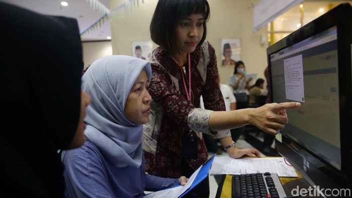 Masyararakat berbondong-bondong membayar SPT di Kantor Pelayanan Pajak Jakarta, Jumat (29/3/2019).