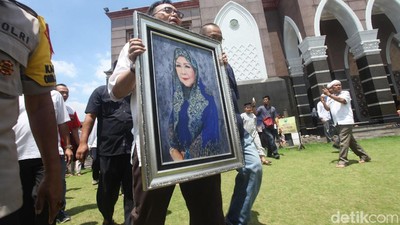 Ribuan Pelayat Iringi Pemakaman Dian Al Mahri