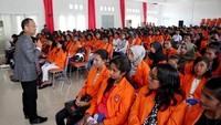 Direktur MSDM, Umum, dan Kepatuhan Perum Jamkrindo Sulis Usdoko memberi kuliah umum di hadapan mahasiswa Universitas Nusa Nipa, Maumere, Nusa Tenggara Timur, Kamis (28/3). Foto: dok. Jamkrindo