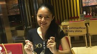 Kali ini Shima sedang menikmati ayam goreng dengan nasi putih. Hayo siapa yang kesukaannya sama dengan Shima? Foto: Instagram@babyshimaofficial
