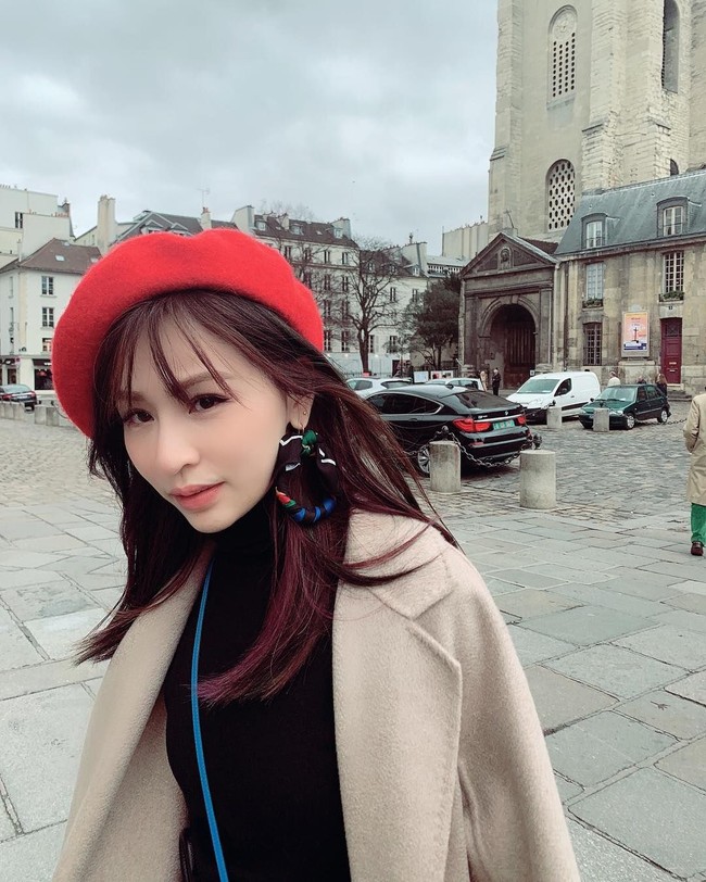 Penyanyi Cyndi Wang tampil mengejutkan setelah muncul di upacara penghargaan musik di Taiwan pada Selasa (26/3/2019). Penampilannya itu bikin heboh dan Cyndi disebut telah menjalani operasi plastik. Foto: Instagram