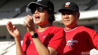 Menteri Keuangan Sri Mulyani Indrawati nampak antusias menonton pertandingan sepakbola persahabatan yang digelar di Stadion Utama Gelora Bung Karno, Jakarta, Jumat (29/3/2019).