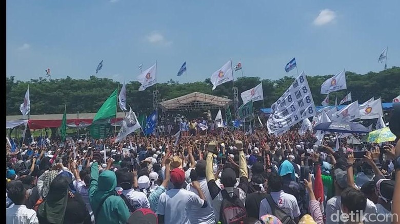 Buka dan Lempar Baju Lagi di Kampanye, Prabowo: Saya Tak Bisa Beri Uang Buka dan Lempar Baju Lagi di Kampanye, Prabowo: Saya Tak Bisa Beri Uang