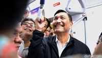 Luhut pun memberikan komentarnya usai menjajal MRT. Menurutnya jika dibandingkan dengan mobil dinasnya yang mendapat pengawalan dari Polisi Patroli dan Pengawal, waktu tempuh menggunakan MRT jauh lebih cepat.