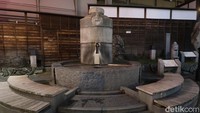 Di sebelah Botchan Karakuri Clock terdapat Ashiyu atau hot footbath. Ashiyu adalah tempat berendam air panas khusus kaki. Ashiyu bisa dinikmati secara gratis oleh wisatawan. (Bonauli/detikcom)