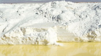 Karya Catherine Hyland bertajuk Lithium Mining yang memotret area penambangan Lithiu di Atacama di Amerika Selatan . Finalis kategori Landscape. Foto: Sony World Photography Awards