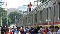 Petugas memadamkan listrik aliran atas (LAA) di Tanah Abang-Palmerah untuk menangani kendala.