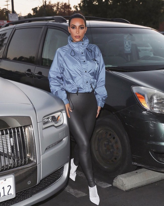 Kim Kardashian termasuk artis yang paling sering memakai legging ketat di berbagai kesempatan. Salah satunya ketika ia memadukan legging berbahan latex dengan jaket tertutup. Siluet jaket yang oversized bersama legging ketat membuat proporsi ini lebih seimbang. Foto: Dok. Instagram/KimKardashianWest