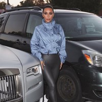 Kim Kardashian termasuk artis yang paling sering memakai legging ketat di berbagai kesempatan. Salah satunya ketika ia memadukan legging berbahan latex dengan jaket tertutup. Siluet jaket yang oversized bersama legging ketat membuat proporsi ini lebih seimbang. Foto: Dok. Instagram/KimKardashianWest