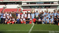 Sri Mulyani mengajak foto bersama kesebelasan dari Kemenkeu, PPATK sampai foto bersama dengan wasit.