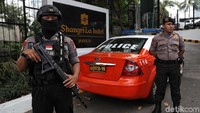 Polisi bersenjata lengkap disiagakan di depan hotel yang menjadi lokasi debat capres yang mengangkat tema Ideologi, Pemerintahan, Pertahanan dan Keamanan serta hubungan Internasional.