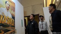 Ketua TKN Erick Tohir melihat salah satu poster Jokowi yang merupakan karya dari Tim Demokratif yang dipamerkan di The Hall, Senayan City, Jakarta, Jumat (29/03/2019). 