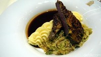 Selanjutnya, ada beef steak dengan mashed potato dan salad kol sebagai main course. Ini merupakan makanan khas yang Jerman banget. (Wahyu/detikcom)